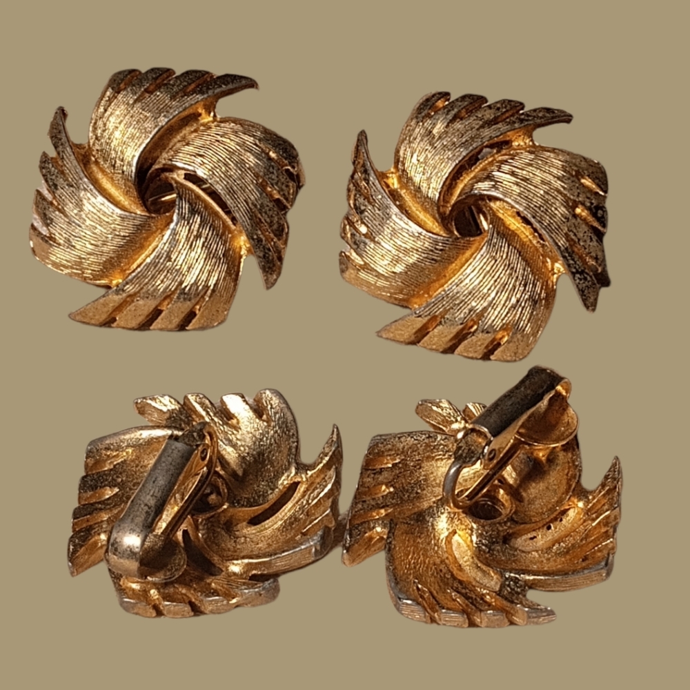 Vintage 80s Chunky Statement Goldtone Clip-on Earrings Bundle Monet et al. - Picture 5 of 6
